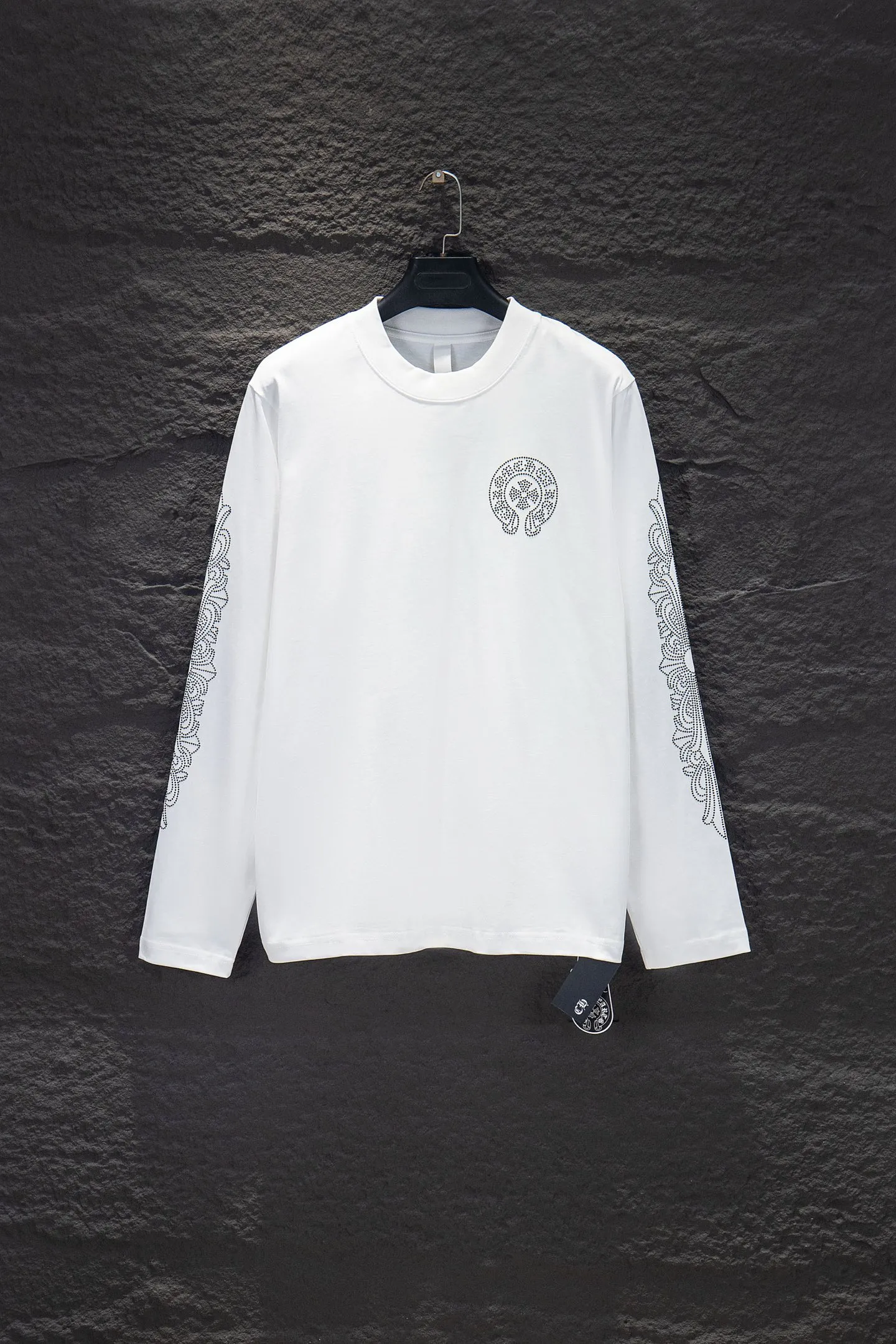 P230 🆕Chrome Hearts os version is really charming and Chrome Hearts is really a must-have. Each season's new version is made to the extreme. It is very practical and can be worn casually. Nice✔️ - ⚠️100% cotton. It is made of 21 double yarns, 300g weight fabric and imported knitted carded cotton. It has moderate thickness, drape and contour, and the upper body is comfortable! ! It is very tolerant to fat body types and can instantly lose five pounds after wearing it!  Specially ordered many Austrian hot diamonds, which have the bling bling effect of natural crystals under the light, with multi-faceted reflective points, and the production cost is extremely high. The laser molding includes a computer engraving machine and a laser machine, which are accurate in units of particles. Finally, it is hot and set at high temperature. After the hot ironing, the firmness needs to be tested repeatedly on the hot stamping. It can show colorful reflections under the light. The collar webbing extends to the shoulders for reinforcement, and the stitching at the joints. The hem and cuffs are all made with 0.2mm gauge double-thread turning. They are carefully produced at a high cost. The attitude of making goods with a magnifying glass restores the quality and effect of the product. The full set of customized accessories is only used to present every detail to customers. Film printing, 50,000 positioning, is very time-consuming. The body is treated with hot diamond elements, which greatly increases the interest of the clothing; unique visual effects. After special treatment, a unique effect is formed. An irregular hem is added to the version. This year's Kroxin is the main version. In the past two years, the oversize version has become the focus of the trend and has been a popular staple in the past two years. The change of designers has made this brand an instant hit. The progressive fashion of the times also needs the blood impact of fresh elements and trendy designs in order to continue its glory! It’s stylish both inside and outside, a must-have for high street travel! An absolute "eye-catching style" that can match couples 💏 Color: Black White Size: S M L XL